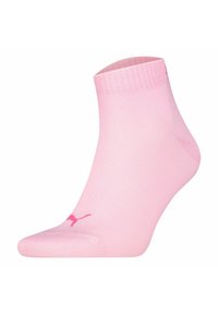 Calzino alla caviglia rosa chiaro realizzato in tessuto lavorato a maglia, con un bordo a coste, una consistenza liscia e un dettaglio del logo in un rosa più scuro.