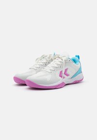 Des chaussures de sport avec une tige synthétique blanche, une semelle rose et des accents bleus. Elles disposent de lacets, de panneaux texturés et de détails de logo.