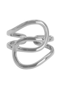 Anello in metallo argentato con anelli intrecciati, superficie liscia e finitura lucida, che crea un design moderno e astratto.
