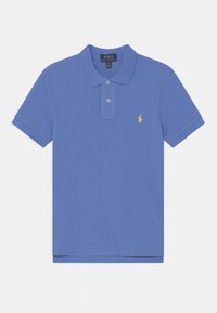 Ljusblå polo med krage och två knappar, med en liten gul logotyp på vänster bröst, mot en vit bakgrund.