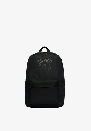 Sac à dos noir avec poche avant zippée et poignée supérieure, featuring le logo "SUPER DRY 1954" en gris foncé sur le panneau avant.