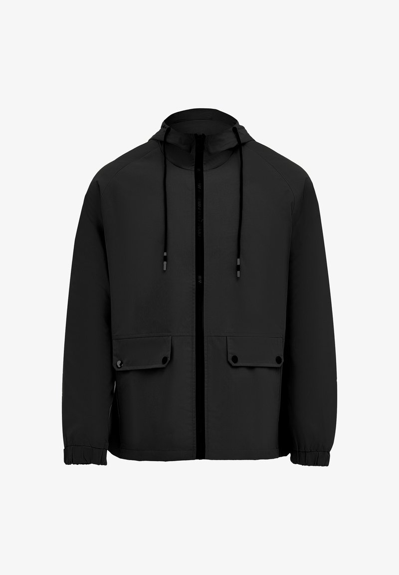 Jachetă neagră cu glugă, prevăzută cu un fermoar frontal, două buzunare mari cu clapetă, manșete elastice și o textură netedă, mată.