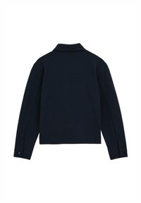 Jachetă bleumarin închis cu material texturat, guler și mâneci lungi. Prezintă detalii cu nasturi pe manșetele mânecilor și un design scurtat.