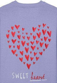 Levandulová mikina se skmptem červených vyšívaných srdcí a textem "SWEET heart" v bílé barvě, umístěným pod designem srdce.