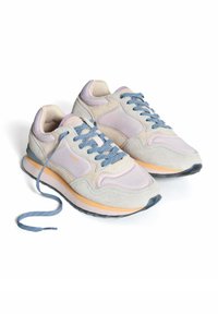 Baskets en suede et mesh, gris clair, avec des accents lavande, des lacets bleus, une semelle rembourrée et des détails texturés sur les côtés et le bout.