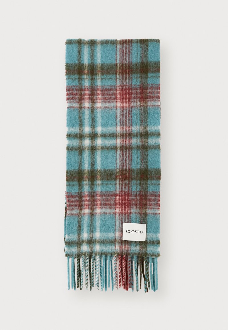 Πλατύ μαντήλι σε μπλε, πράσινους και κόκκινους τόνους. Φτιαγμένο από μαλακό ύφασμα με φουντωτές άκρες. Διαθέτει ετικέτα με τη λέξη "CLOSED."