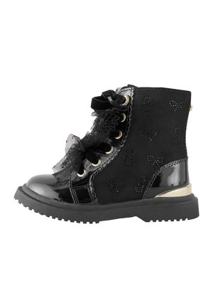 Schwarzer Kleinkinderstiefel mit texturiertem Sohlen, Samtband, Spitzenakzenten, dekorativen Nähten sowie glänzenden Zehen- und Fersendetails.