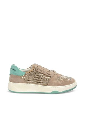 Sneaker in suede beige con dettagli in rete, caratterizzato da un retro verde menta, lacci e una suola bianca. Decorato con accenti metallici e branding.