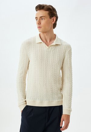 Cremefarbenes Langarm-Polo-Sweatshirt mit strukturiertem Zopfstrickmuster, gerippten Bündchen und klassischem Kragendesign.