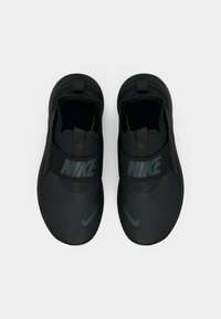 Zwarte Nike-schoenen met een slank ontwerp, voorzien van een rekbaar bovenmateriaal, bandjes en een gestructureerde oppervlakte. Accenten in grijs.