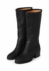 Botas de cuero negro hasta la rodilla con una textura suave y punta cuadrada. Presentan un tacón grueso y un forro interior suave.