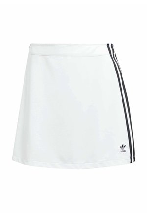 Falda de athleisure blanca hecha de una tela suave, con franjas laterales negras y un pequeño logo en la parte inferior derecha. Corte en A, de longitud media a muslo.