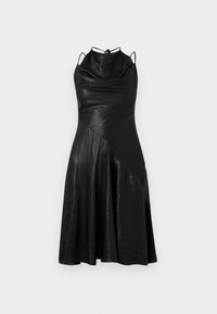 Μαύρο φόρεμα χωρίς μανίκια από γυαλιστερό ύφασμα, με ντραπέ λαιμόκοψη, ασύμμετρο κόψιμο και ρέον τελείωμα.