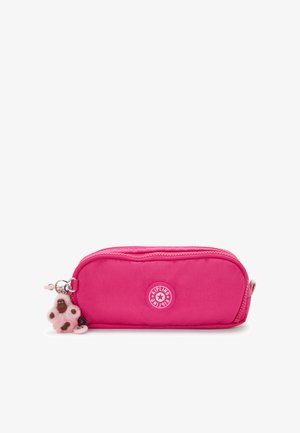 Trousse à crayons rectangulaire rose vif aux bords arrondis, avec un patch logo Kipling au centre et un porte-clés singe rose assorti attaché.