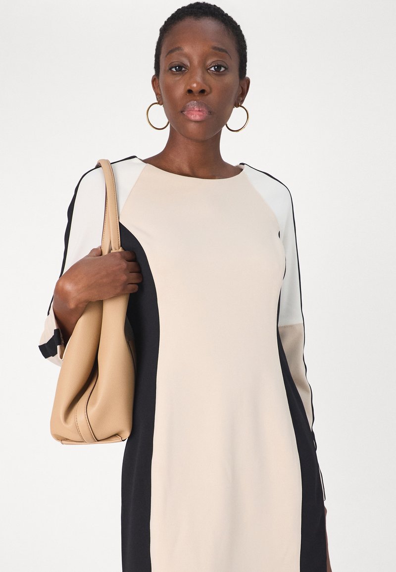 DKNY RAGLAN - Shift dress - beige/black/eggshell/black - Zalando