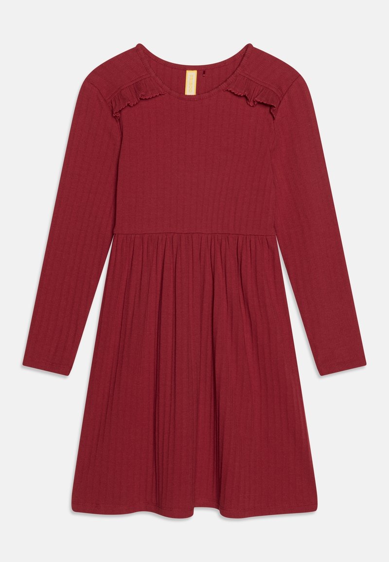 Robe bordeaux à manches longues côtelée avec taille froncée et détails à volants sur les épaules, col rond.