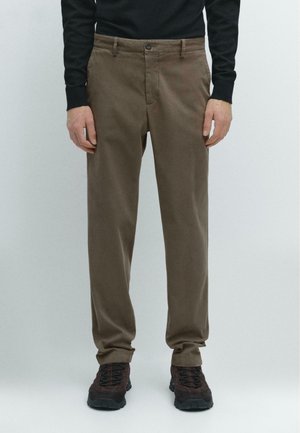 - Spodnie materiałowe