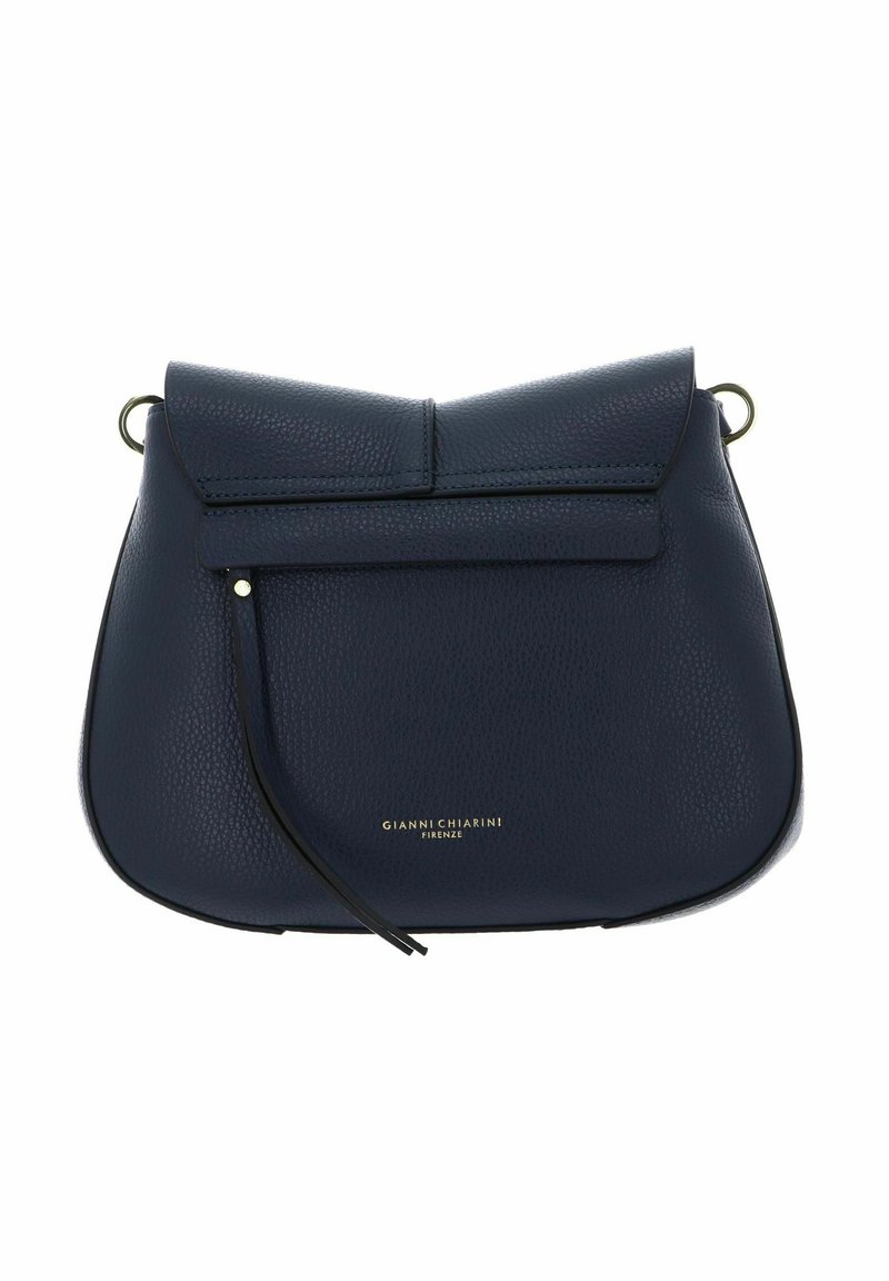 Sac à main en cuir bleu marine avec une fermeture à rabat, surface texturée, accents de logo dorés et une bandoulière amovible. Design compact et arrondi.