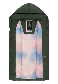 Zelena podstavljena jakna s kapuljačom. Unutrašnjost ima tie-dye uzorak u ružičastoj i plavoj boji. Uključuje malu oznaku na području prsâ i zatvarač.