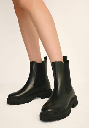 - Botki na platformie