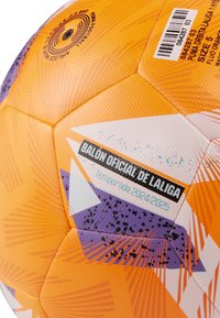 Puma službena nogometna lopta La Liga, narančasta s bijelim i ljubičastim geometrijskim uzorcima, teksturirana površina, veličina 5, označena za sezonu 2024/2025.