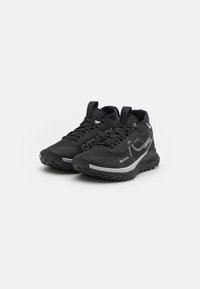 Zwarte hardloopschoenen met een gestructureerde afwerking, voorzien van een Gore-Tex-label, veters, reflecterende accenten en een stevige rubberen zool.