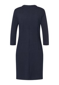 Marineblaues, knielanges Kleid mit Fischgrätenmuster, 3/4-Ärmeln, Rundhalsausschnitt und einem Reißverschluss auf der Rückseite. Slim Fit mit seitlichen Taschen.
