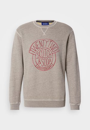Light gray sweatshirt in soft material, featuring a circular logo in red with text "TWENTY TWO SCOTCH & SODA AMSTERDAM." Ribbed cuffs and hem.