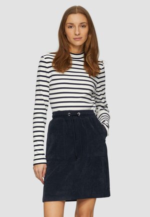 Gestreepte lange mouwen top in wit en marineblauw, gecombineerd met een marineblauwe velours rok met een elastische tailleband en twee frontzakken.