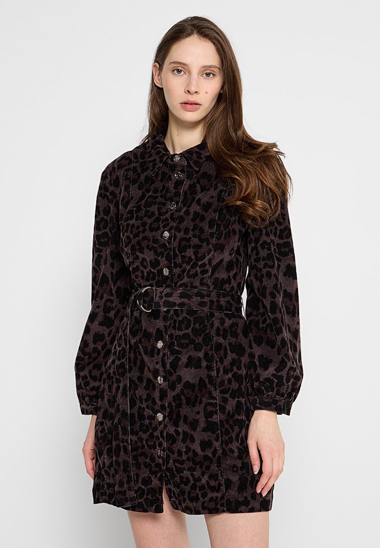 Abito camicia con stampa leopardata in tonalità scure, dotato di maniche lunghe, chiusura con bottoni sul davanti, cintura in vita e tessuto texture.