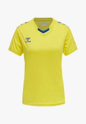 Geel sportshirt gemaakt van lichtgewicht stof. Heeft een V-hals, blauwe accenten op de kraag en schouders, en een logo in het blauw.