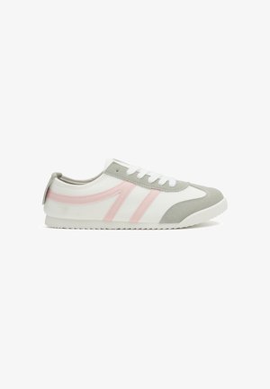 Zapatilla blanca de perfil bajo con rayas rosas, puntera y ribete en ante gris, cordones blancos y suela blanca texturizada, vista lateral sobre fondo blanco.