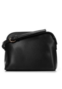 Borsa a tracolla nera in pelle con una texture liscia, design piatto e tracolla regolabile. Presenta una chiusura con zip e hardware minimale.