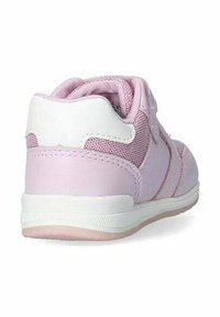 Scarpa sportiva rosa realizzata con materiali in mesh e sintetici. Presenta un tallone bianco e cinghie, suola testurizzata e imbottitura morbida.