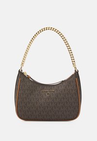 Borsa a tracolla marrone con motivo, dotata di una catena dorata e dettagli in pelle marrone. Presenta una chiusura a zip e un logo del marchio ben visibile sul davanti.