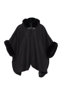 Poncho nero realizzato in tessuto testurizzato, con colletto e polsini in pelliccia. Apertura frontale con chiusura a gancio, che offre una forma morbida e fluida.