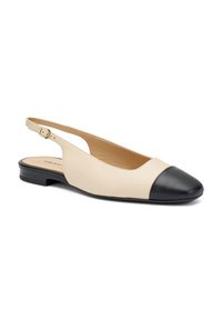 Scarpa slingback in pelle beige con punta rotonda nera e ritagli laterali. Presenta un tacco basso e una fascia regolabile con fibbia.