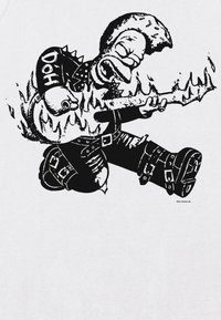 Homer Simpson przebrany za muzyka rockowego grającego na płonącej gitarze, ubrany w buty i kurtkę z napisem "D'OH" na rękawie.