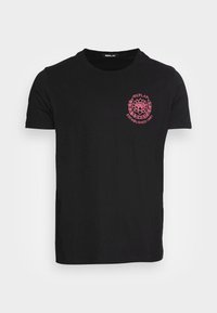 Czarna koszulka z krótkim rękawem, okrągłym dekoltem i małym różowym logo z kwiatowym motywem na lewej piersi, z napisem "REPLAY ESTABLISHED 1981".