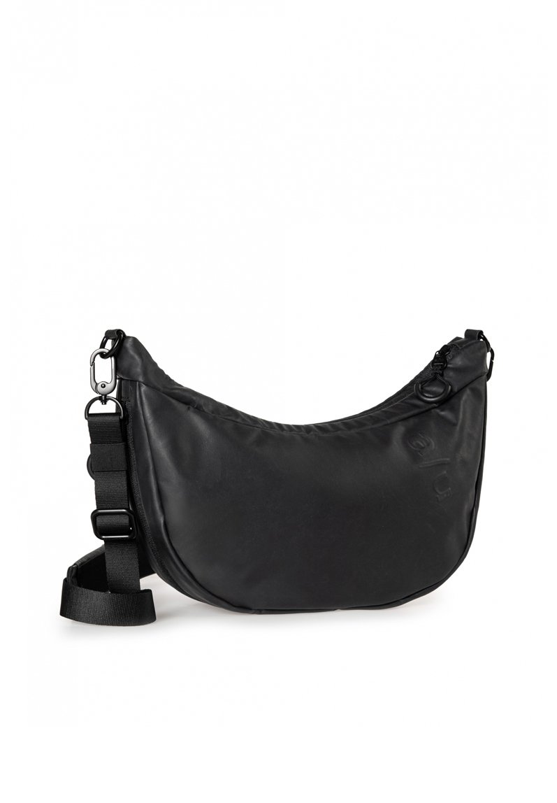 Schwarze Schultertasche aus weichem Material, mit einer halbrunden Form, verstellbarem Schultergurt und metallischen Akzenten.