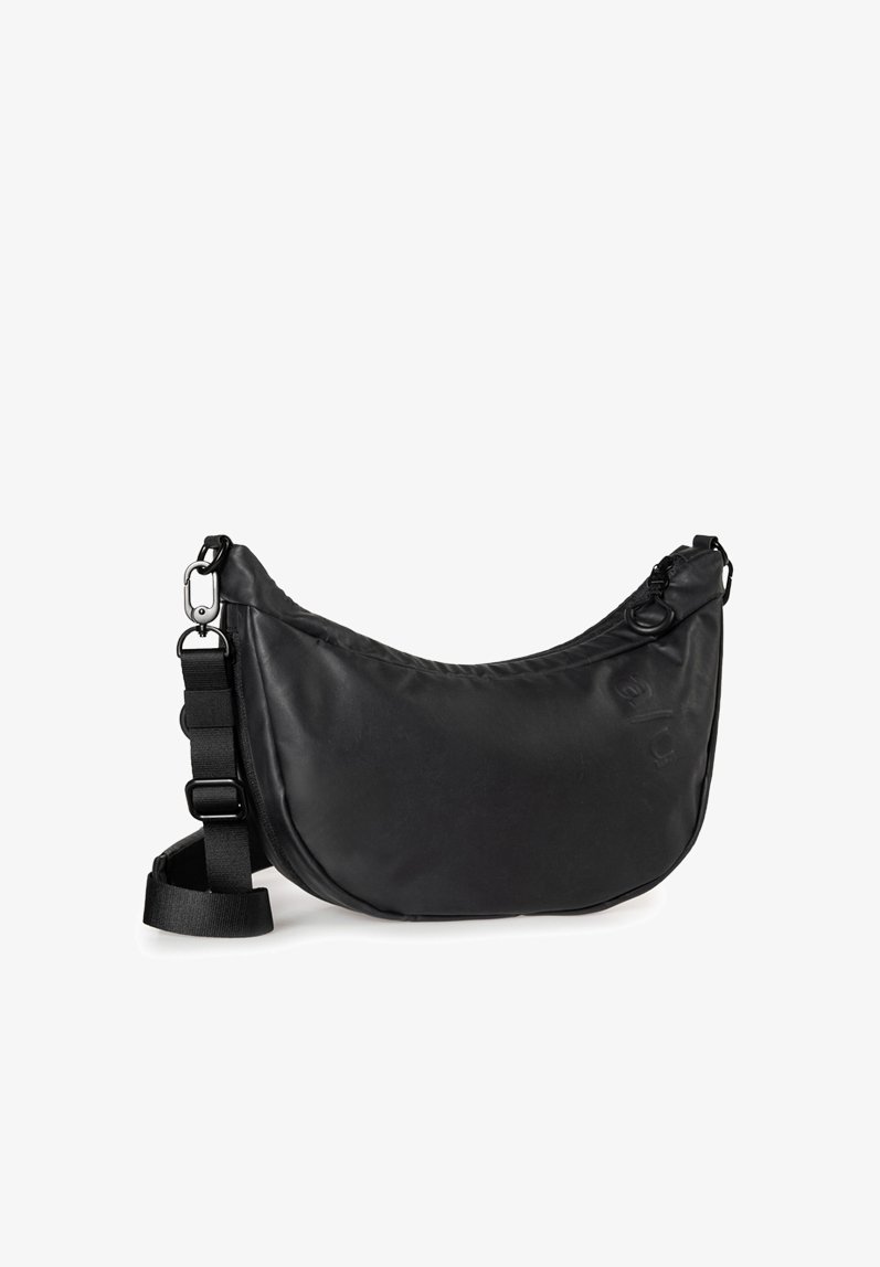 Borsa a spalla nera realizzata in materiale morbido, di forma a mezzaluna, dotata di una tracolla regolabile e dettagli metallici.
