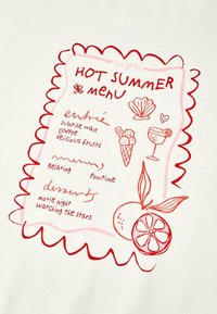 Menu estivo illustrato su sfondo crema, con accenti rossi e rosa. Include elementi come gelato, cocktail e attività rilassanti.