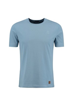 Camiseta de algodón color azul claro con cuello redondo, mangas cortas y un pequeño detalle de logo en el pecho; presenta un acento de cuero marrón en el dobladillo.