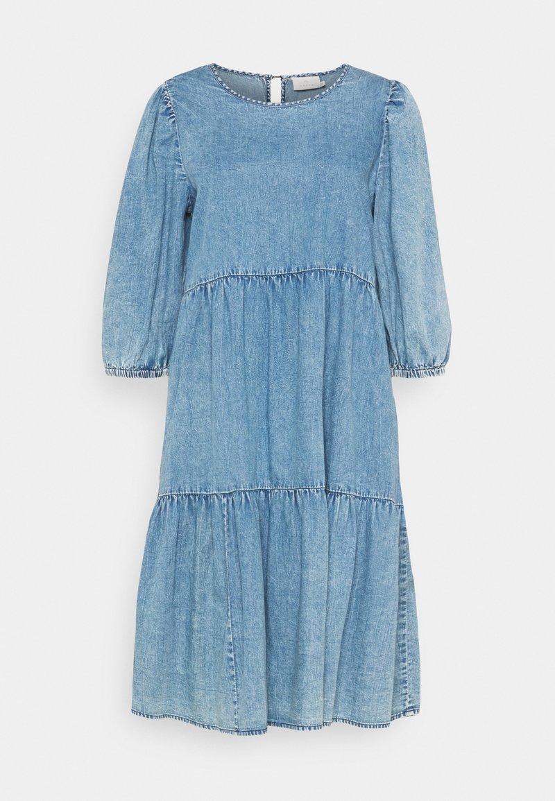 Vaalean sininen farkkuasu, jossa on kolmen neljänneksen hihat ja kerroksellinen muotoilu, pyöreä pääntie ja takana napitus.