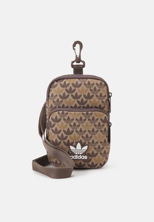Petit sac bandoulière Adidas marron à motifs, avec poche zippée à l'avant, sangle réglable et crochet de fixation sur le dessus.