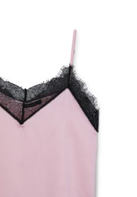 Camisola rosa con spalline sottili, dotata di un bordo in pizzo nero lungo il collo e l'orlo, texture liscia e silhouette aderente.