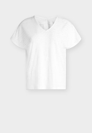 Witte korte mouwen V-hals top met subtiel oogjespatroon en een losse pasvorm, plat uitgestald op een lichte achtergrond.