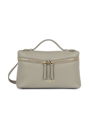 Lichtgrijze leren rechthoekige handtas met dubbele gouden ritssluitingen, bovenhandvat, schouderriem en "Lancaster Paris" logo aan de voorkant.