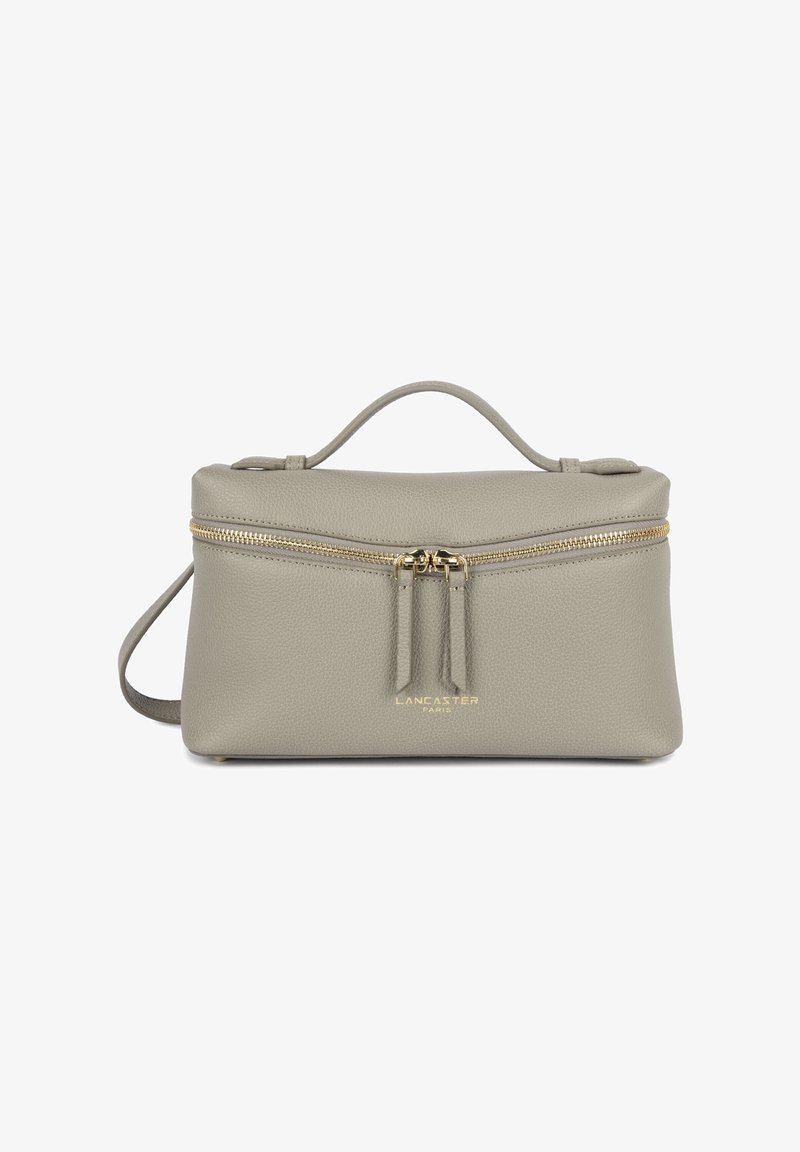 Sac à main rectangulaire en cuir gris clair avec deux fermetures éclair dorées, poignée supérieure, bandoulière et logo "Lancaster Paris" sur le devant.