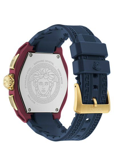 Montre Versace avec un boîtier en acier inoxydable bordeaux, un bracelet en caoutchouc bleu marine, des accents dorés et un verre saphir. Emblème de la Méduse au dos.